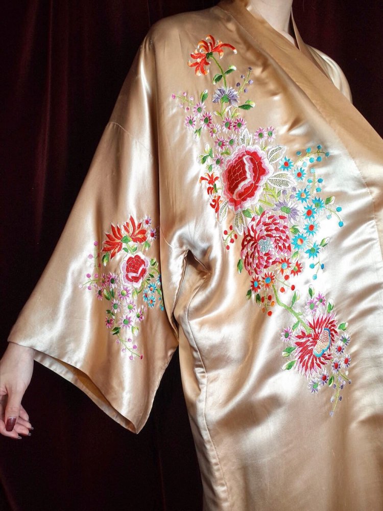 c.1950~60s Beautiful Embroidery Silk China Gown