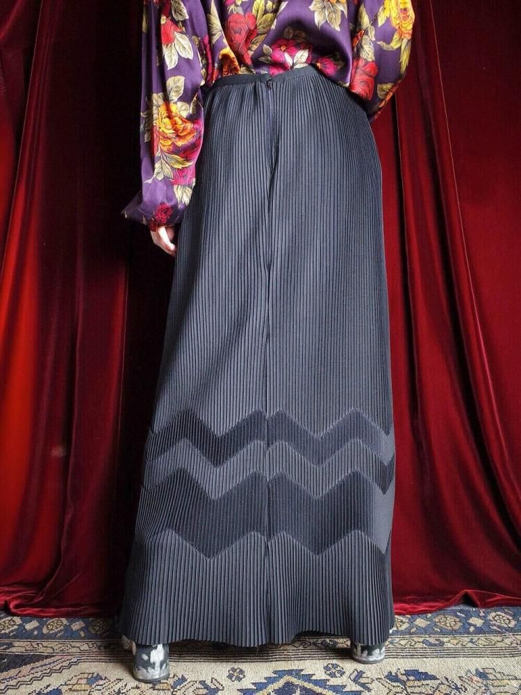 Black Pleats Zigzag Pattern Skirt