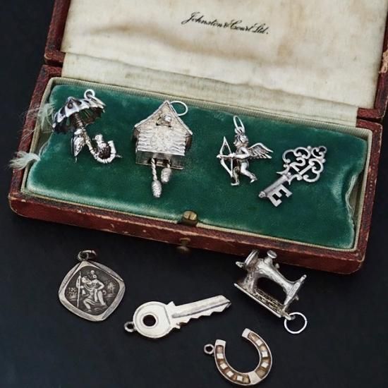 英国 ヴィンテージ 鍵 キーモチーフ 925 シルバー チャーム 銀細工 小ぶり 英国 ヴィンテージ 鍵 キーモチーフ 925 シルバー チャーム 銀
