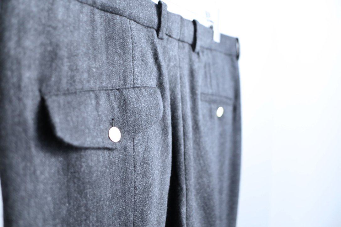 MASU /エムエーエスユー】CENTER SEAM TROUSERS CHACOAL