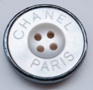 CHANEL VINTAGE（シャネル　ヴィンテージ）CHANEL PARIS 　ロゴ　デザイン　 ボタン　ホワイト
