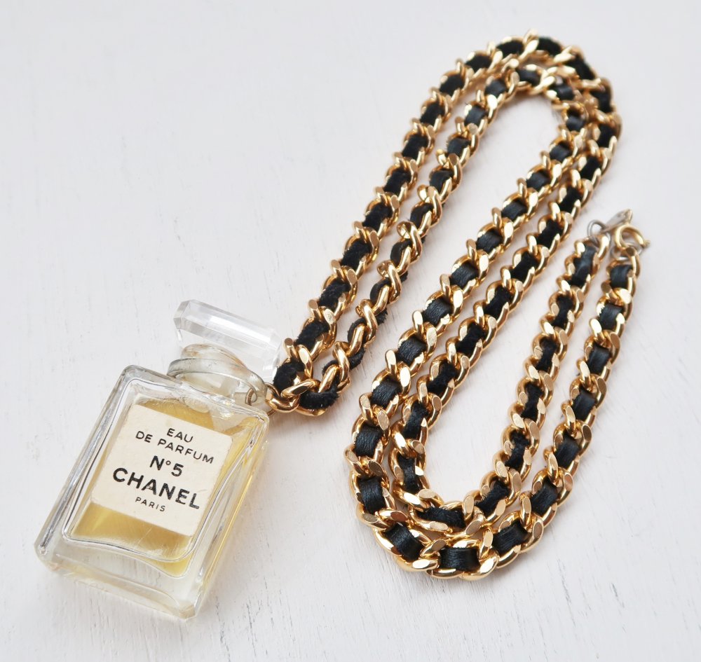 CHANEL vintage （シャネル ヴィンテージ）PERFUME BOTTLE NECKLESS 香水瓶 レザーチェーン ネックレス NO.5  - vintage & select shop The Delight shop