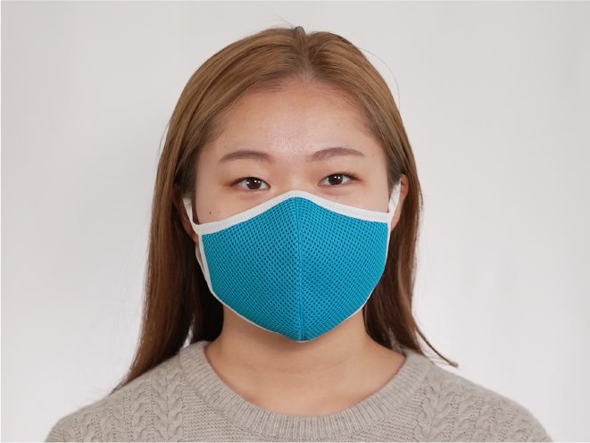 深田縫製レディース3D立体布マスクブルーをつけた女性の正面