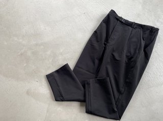 GOLDWIN ɥ / One Tuck Tapered Stretch Pants black