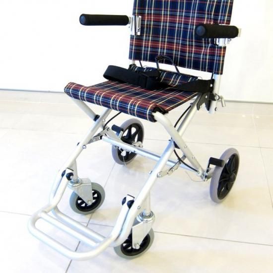 お出掛けに最適　カドクラ簡易車椅子　タッチ　A502-AK カドクラ 簡易型車椅子 タッチ 品番A502-AK