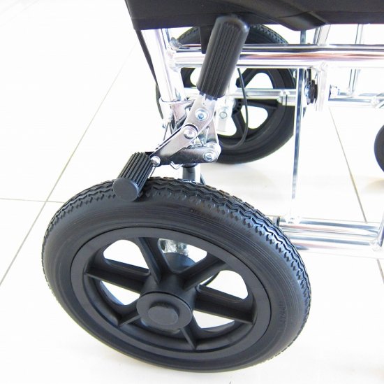 介助用車椅子 カドクラ　クラウド・レッドチェック 品番A604-ACRフットレスト部跳ね上げ固定可能