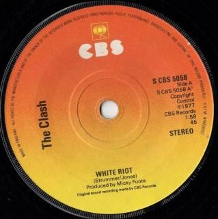 <img class='new_mark_img1' src='https://img.shop-pro.jp/img/new/icons15.gif' style='border:none;display:inline;margin:0px;padding:0px;width:auto;' />THE CLASH - White Riot