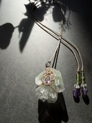 【指先に鉱物】