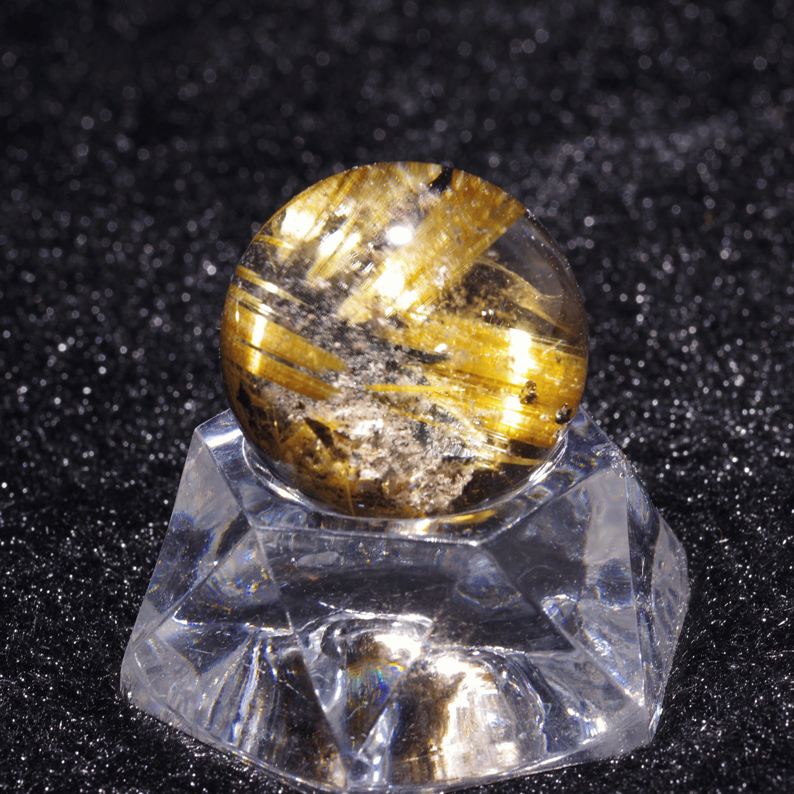 ルチルクォーツの小粒—金線が光をつかむ