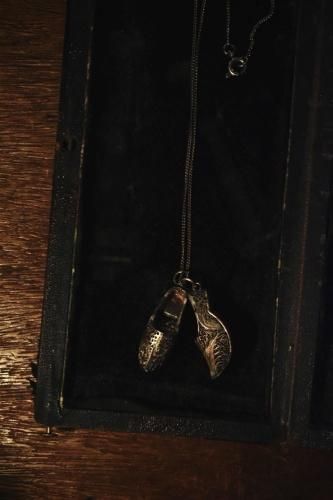 mid 20th filigree shoes motif necklace