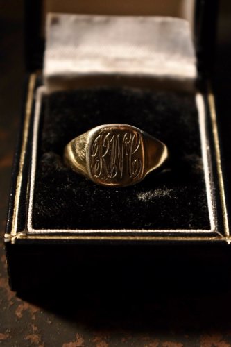 British early 20th 9ct signet ring