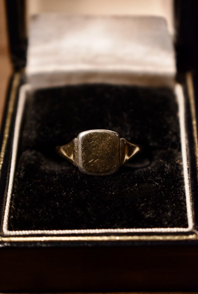 British vintage 9ct signet ring