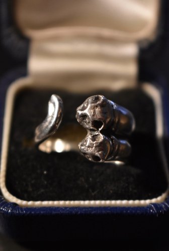 Vintage cat motif silver ring