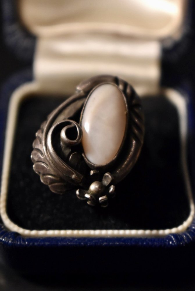 Vintage silver  shell leaf motif ring