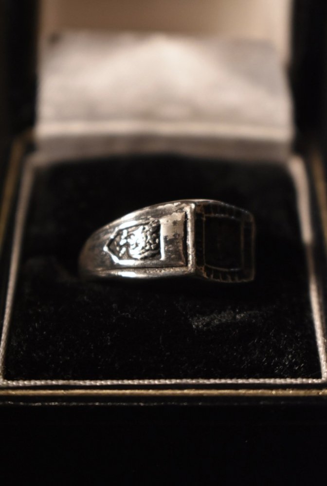 Vintage design ring