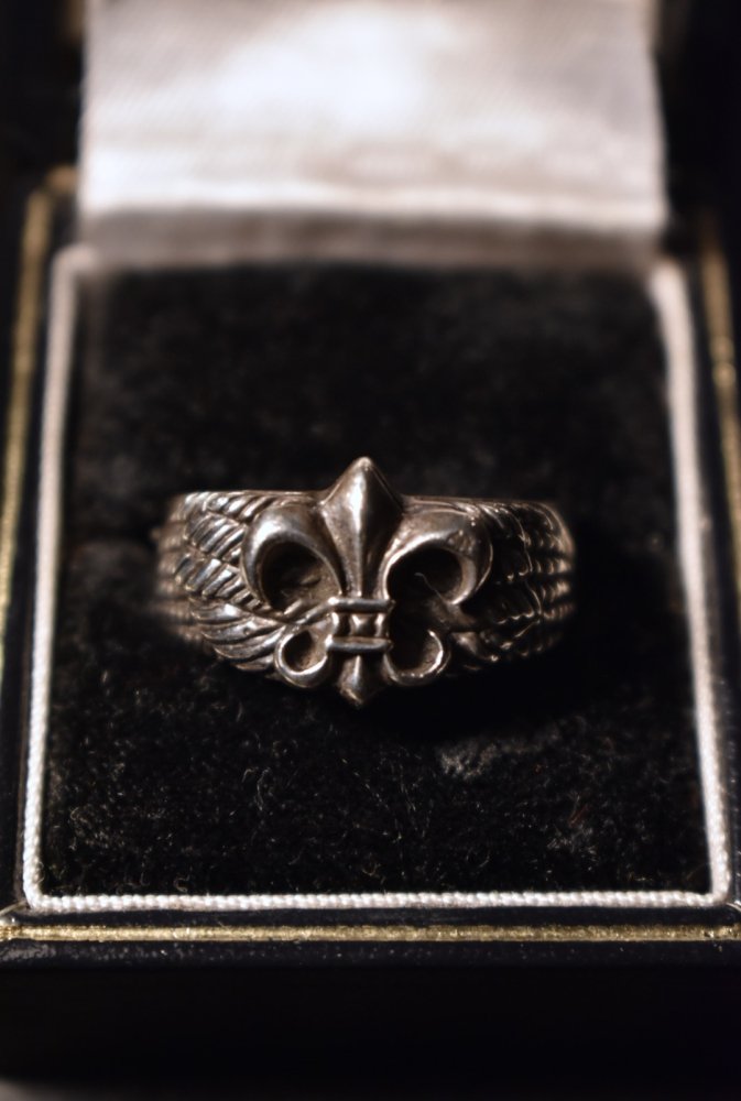 Vintage fleur de lis silver ring