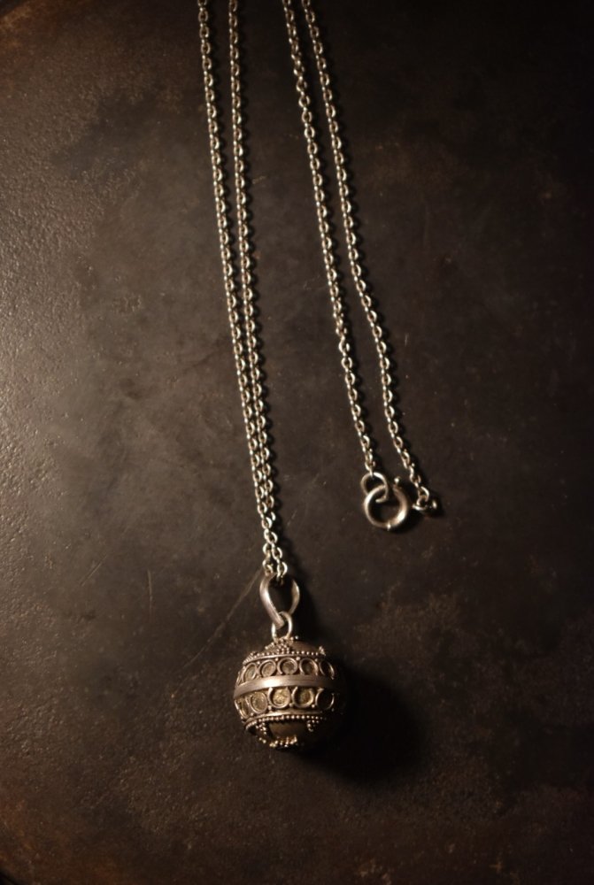 Vintage gimmick ball necklace