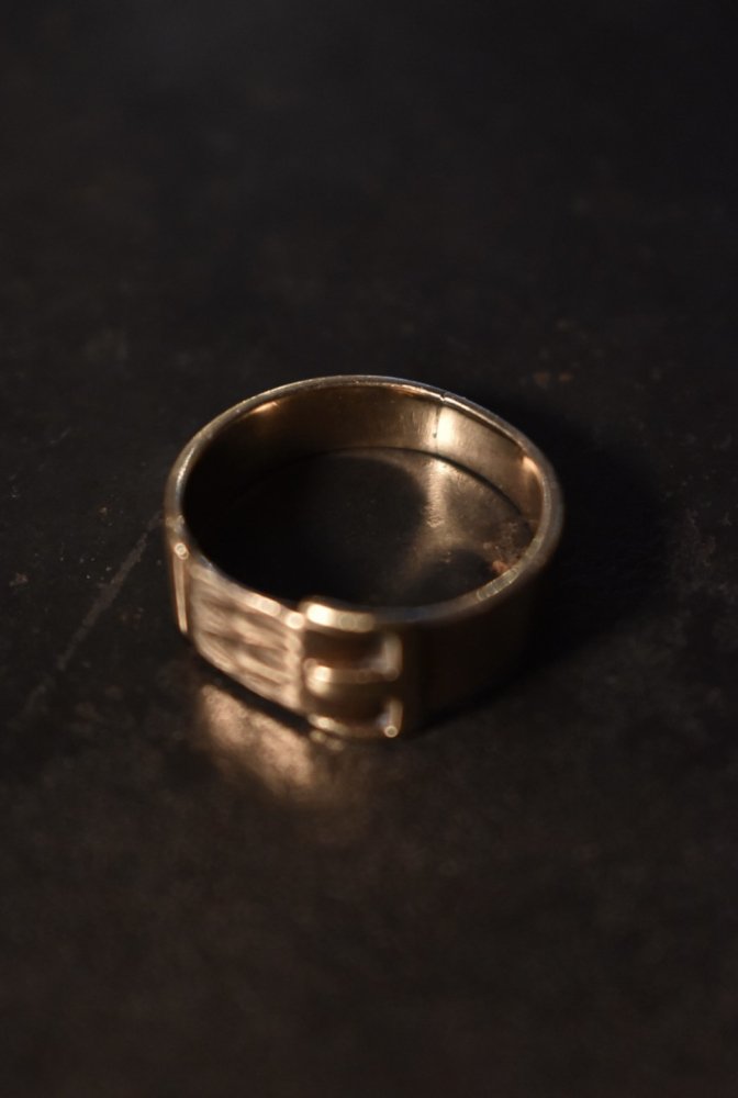 British mid 20th 9ct belt motif ring