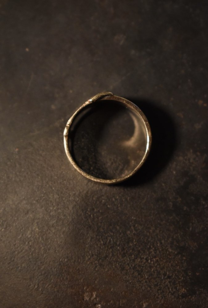 British mid 20th 9ct belt motif ring