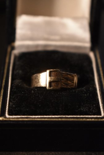 British mid 20th 9ct belt motif ring