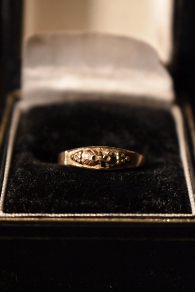 Vintage 10K gold leaf motif ring