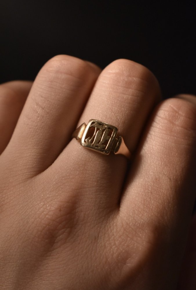 British 1922's 9ct initial signet ring