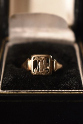 British 1922's 9ct initial signet ring