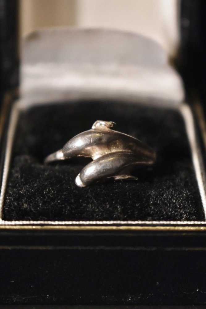 Vintage dolphin motif silver ring