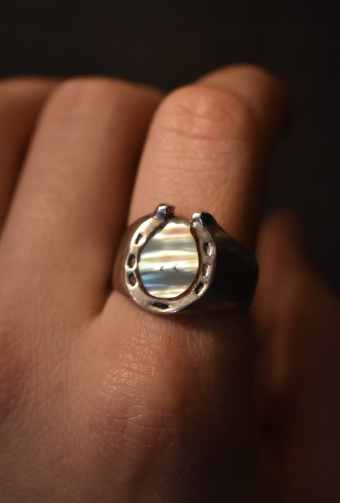 Mexico vintage silver  shell horse shoe motif ring
