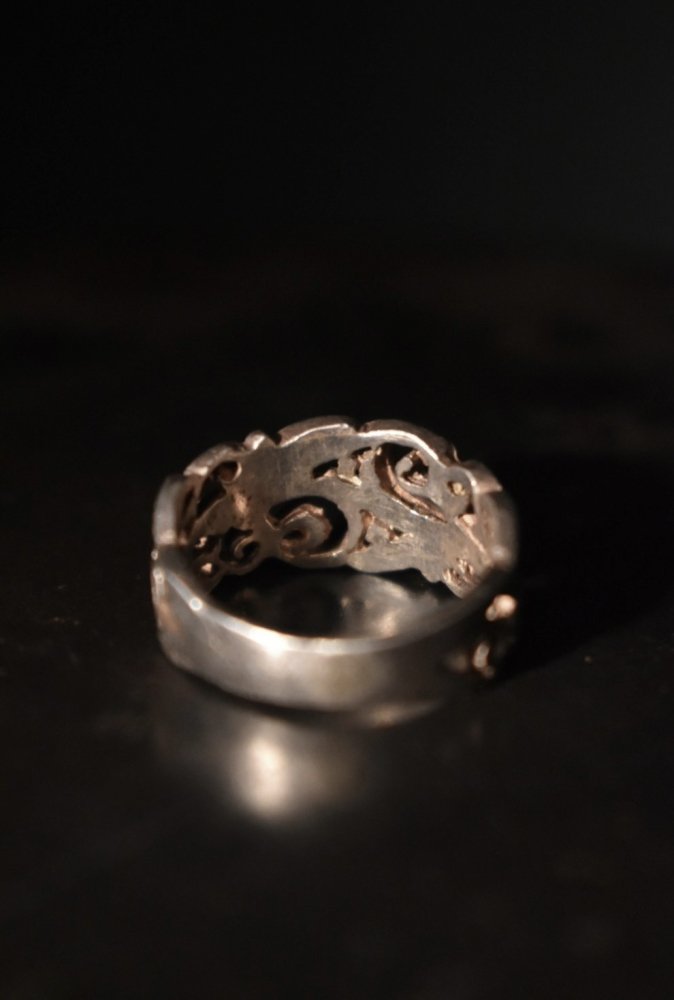 Vintage leaf motif silver ring