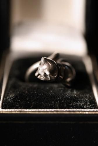 Vintage cat motif silver ring