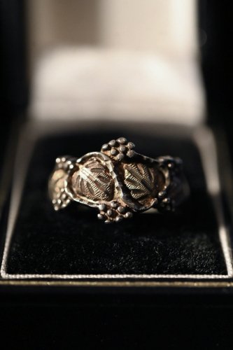 Vintage silver leaf motif ring