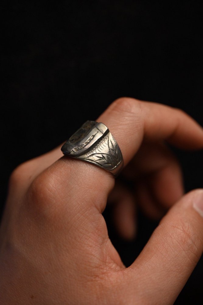 Vintage horse shoe motif ring