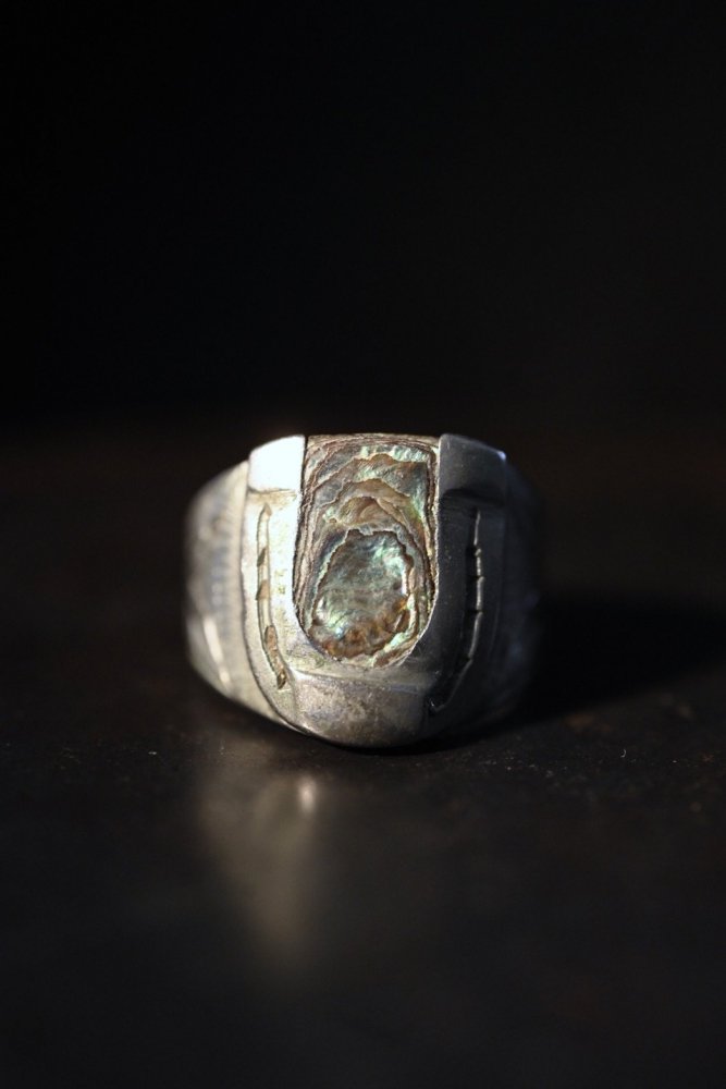 Vintage horse shoe motif ring