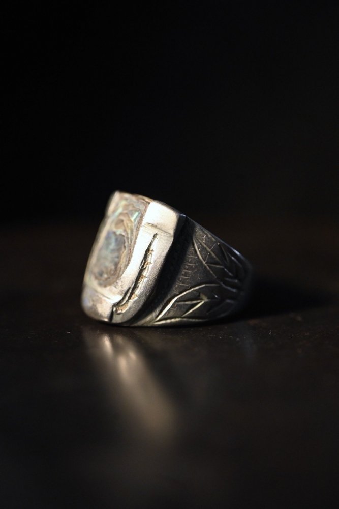 Vintage horse shoe motif ring