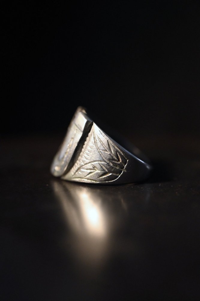 Vintage horse shoe motif ring