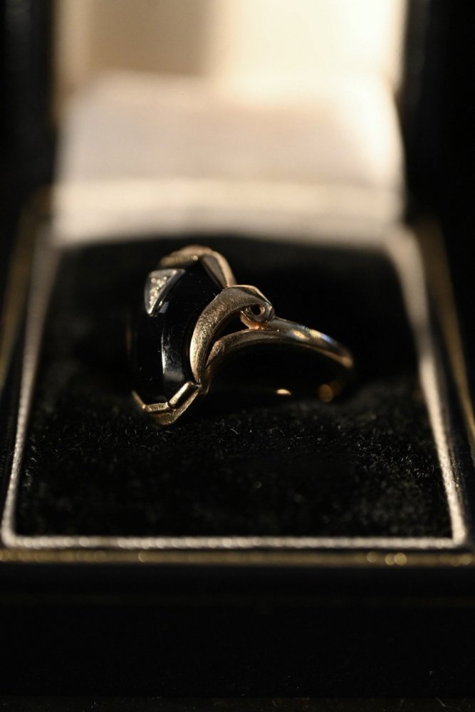 Mid 20th 10K  onyx art deco ring