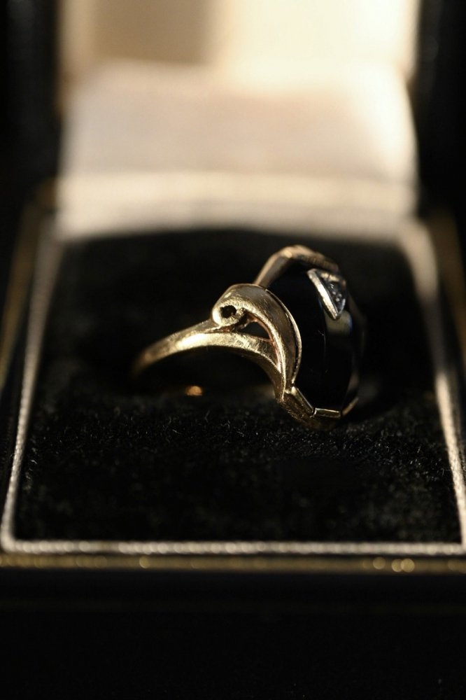 Mid 20th 10K  onyx art deco ring