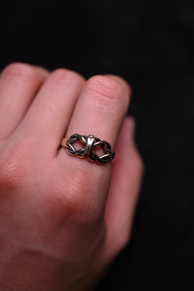 British 1900's 9ct gold knot ring