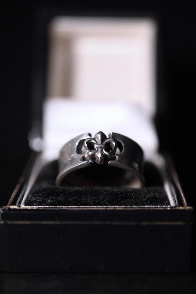 Vintage silver fleur de lis ring