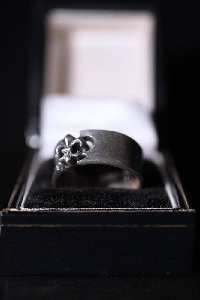 Vintage silver fleur de lis ring