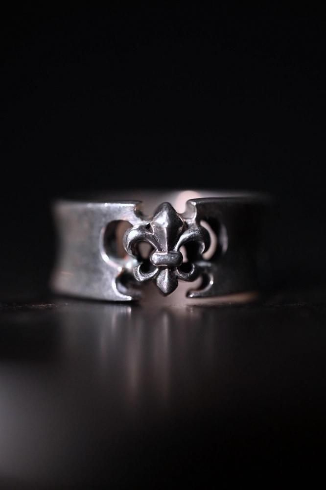 Vintage silver fleur de lis ring