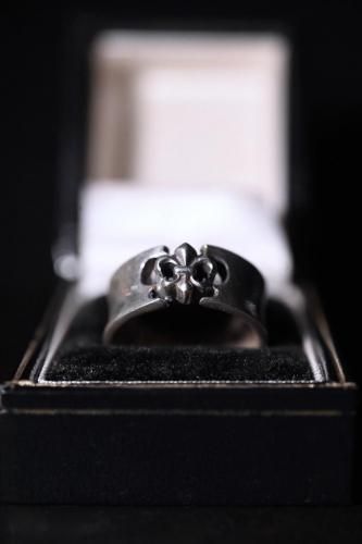 Vintage silver fleur de lis ring