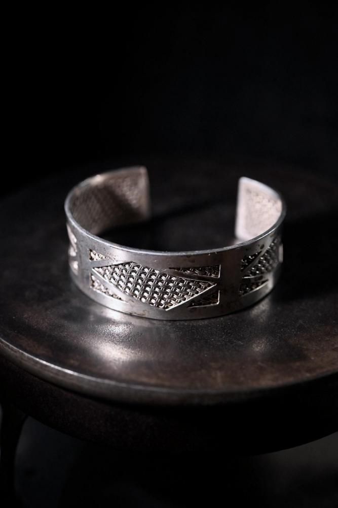 Vintage modern design silver bangle