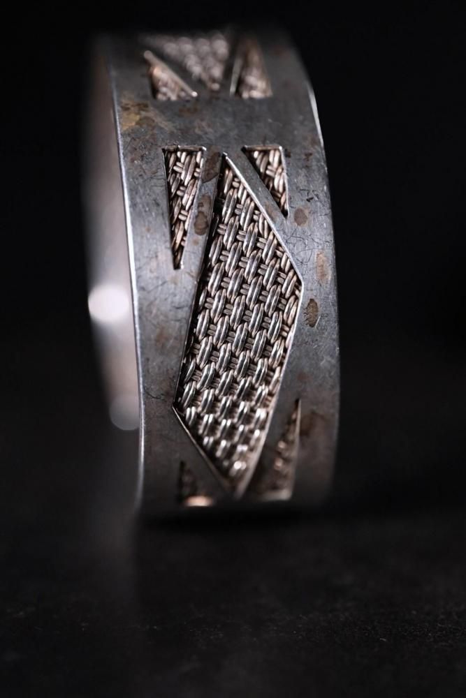 Vintage modern design silver bangle