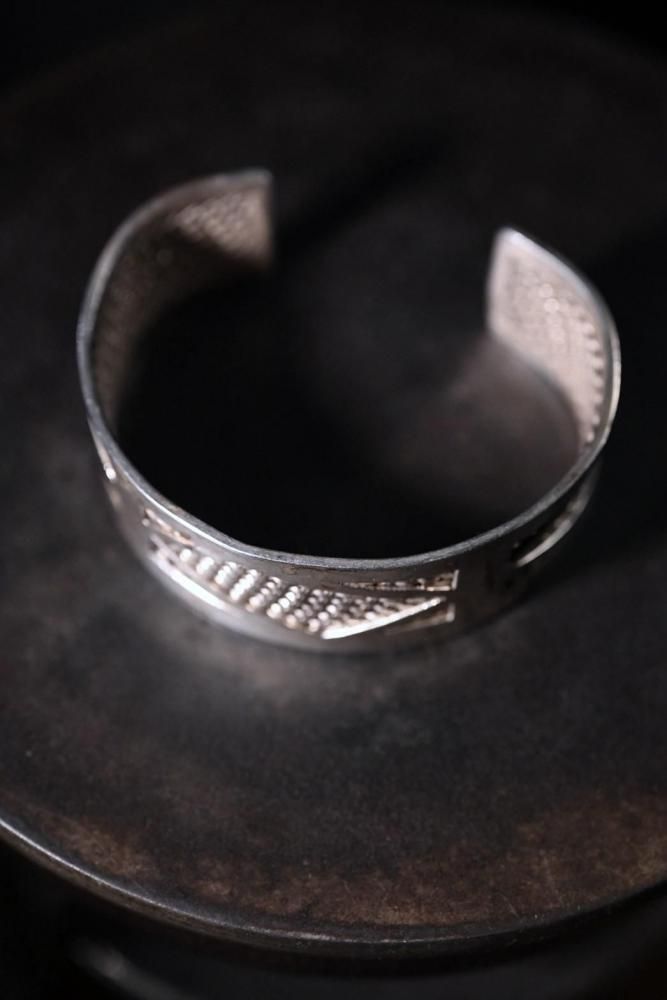 Vintage modern design silver bangle
