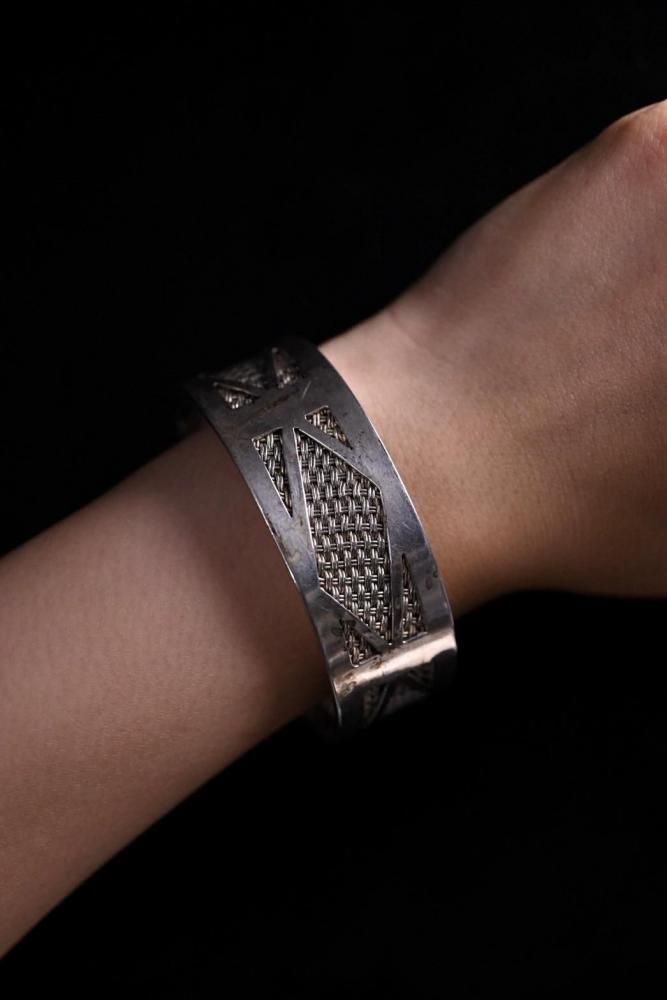 Vintage modern design silver bangle