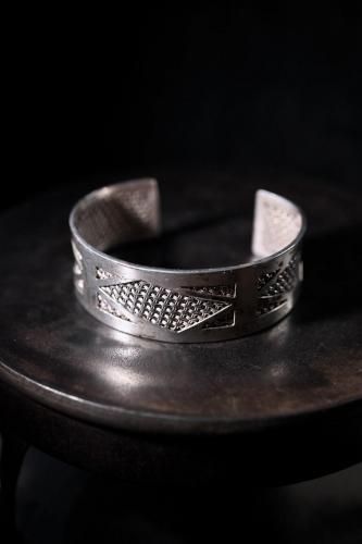 Vintage modern design silver bangle