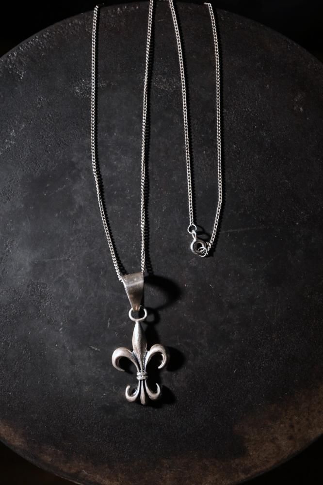 Vintage fleur de lis silver necklace