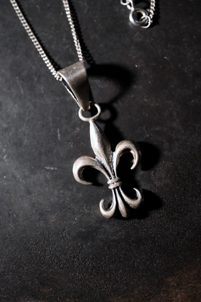 Vintage fleur de lis silver necklace